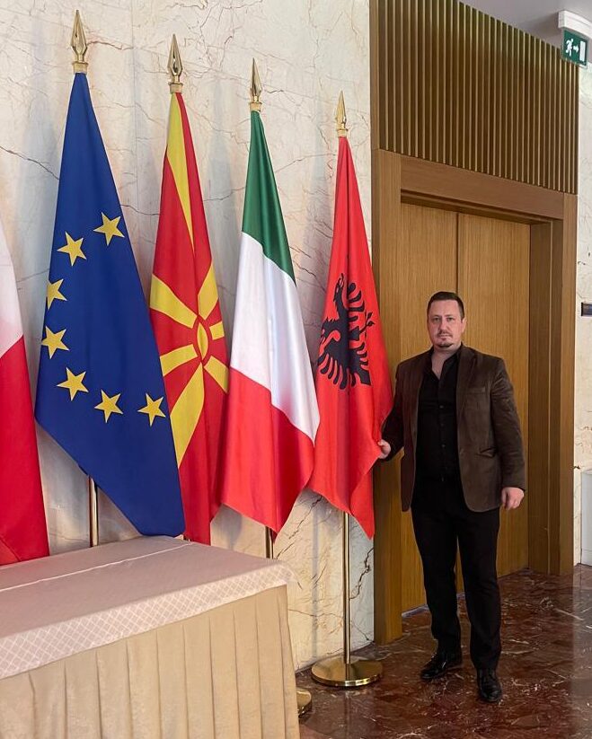 Artan Dobi mes flamujve të BE-së, Italisë dhe Shqipërisë — përkthime në 21+ gjuhë