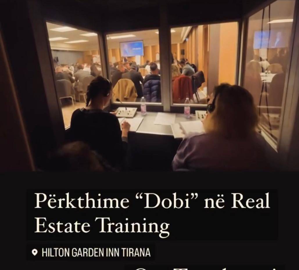 Kabinë përkthimi simultan gjatë një konference në Tiranë
